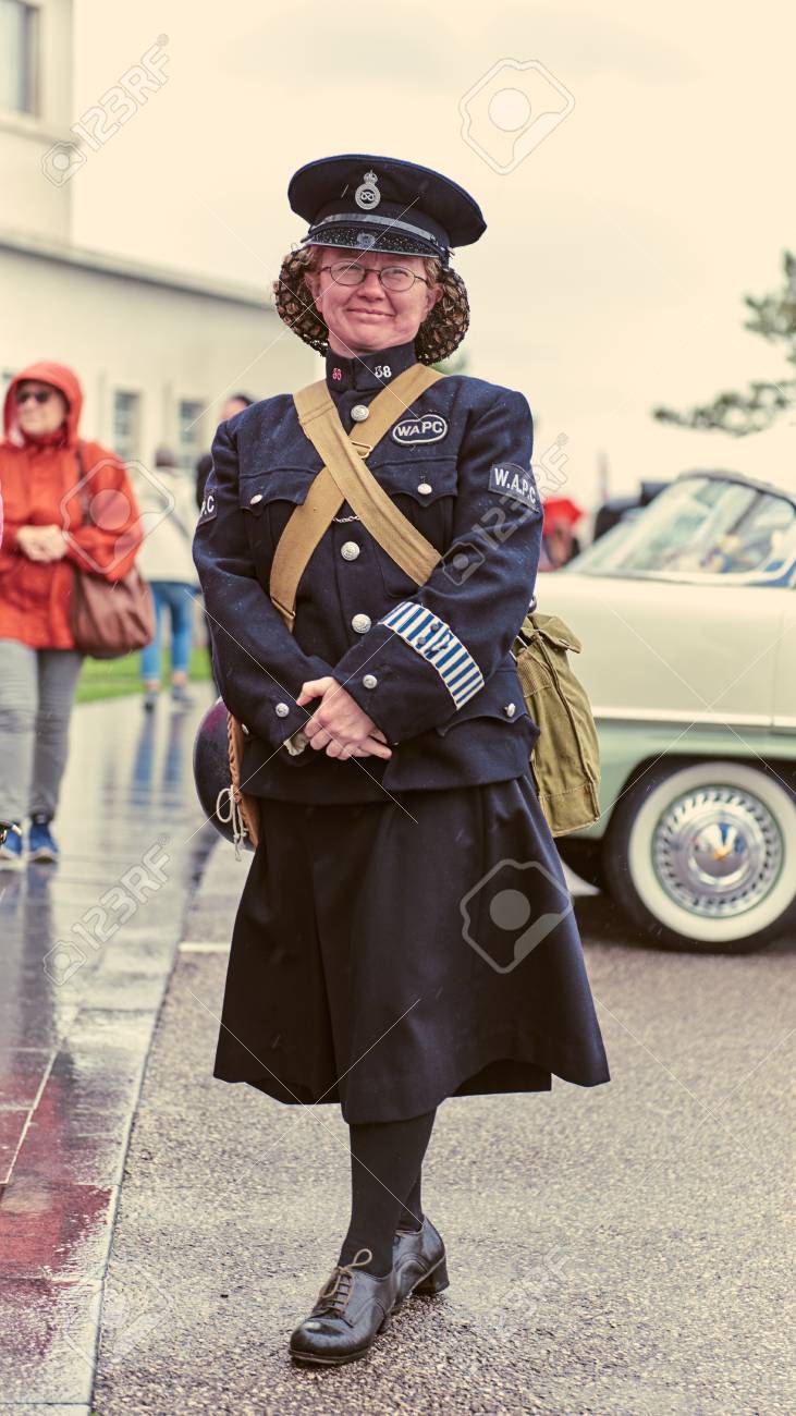 Immagini Stock Londra Inghilterra 05 05 17 Un Elegante E Retro Vintage Donna Alla Moda Negli Anni Quaranta Donne Della Guerra Mondiale Forza Di Polizia Wapc Costume Di Guardia Della Polizia Britannica Premio Meglio
