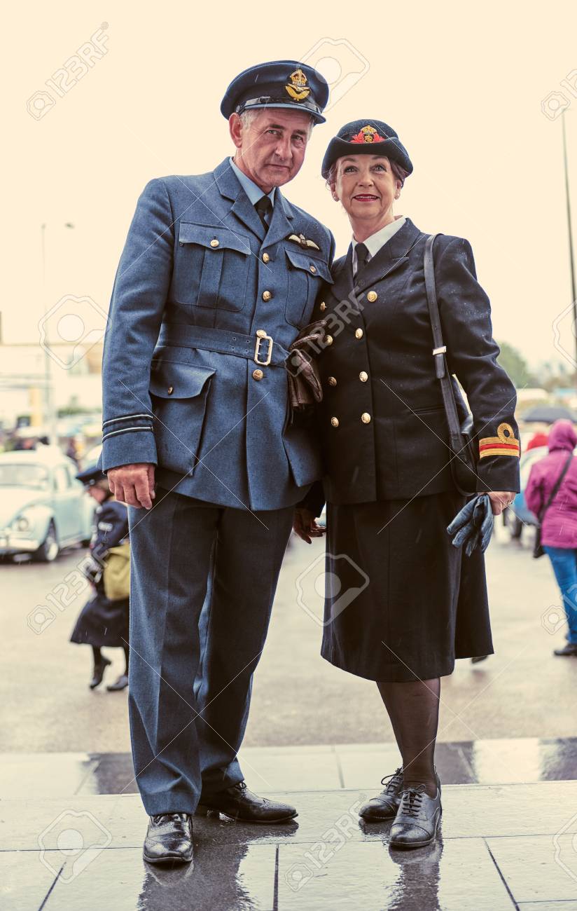 Immagini Stock Londra Inghilterra 05 05 17 Un Elegante Retro Vintage Alla Moda Uomo E Donna Negli Anni Quaranta Della Seconda Guerra Mondiale Usa Esercito E Costumi Della Marina Degli Stati Uniti D America
