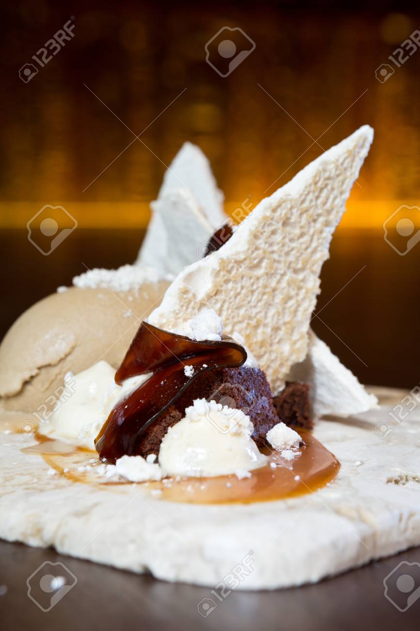 De Fines Bandes De Gelee D Espresso Au Cafe Italien Servies Sur Un Lit De Meringue Sucree Avec Du Crumble Au Chocolat Et Au Caramel Une Sauce Au Caramel Sale Et De La