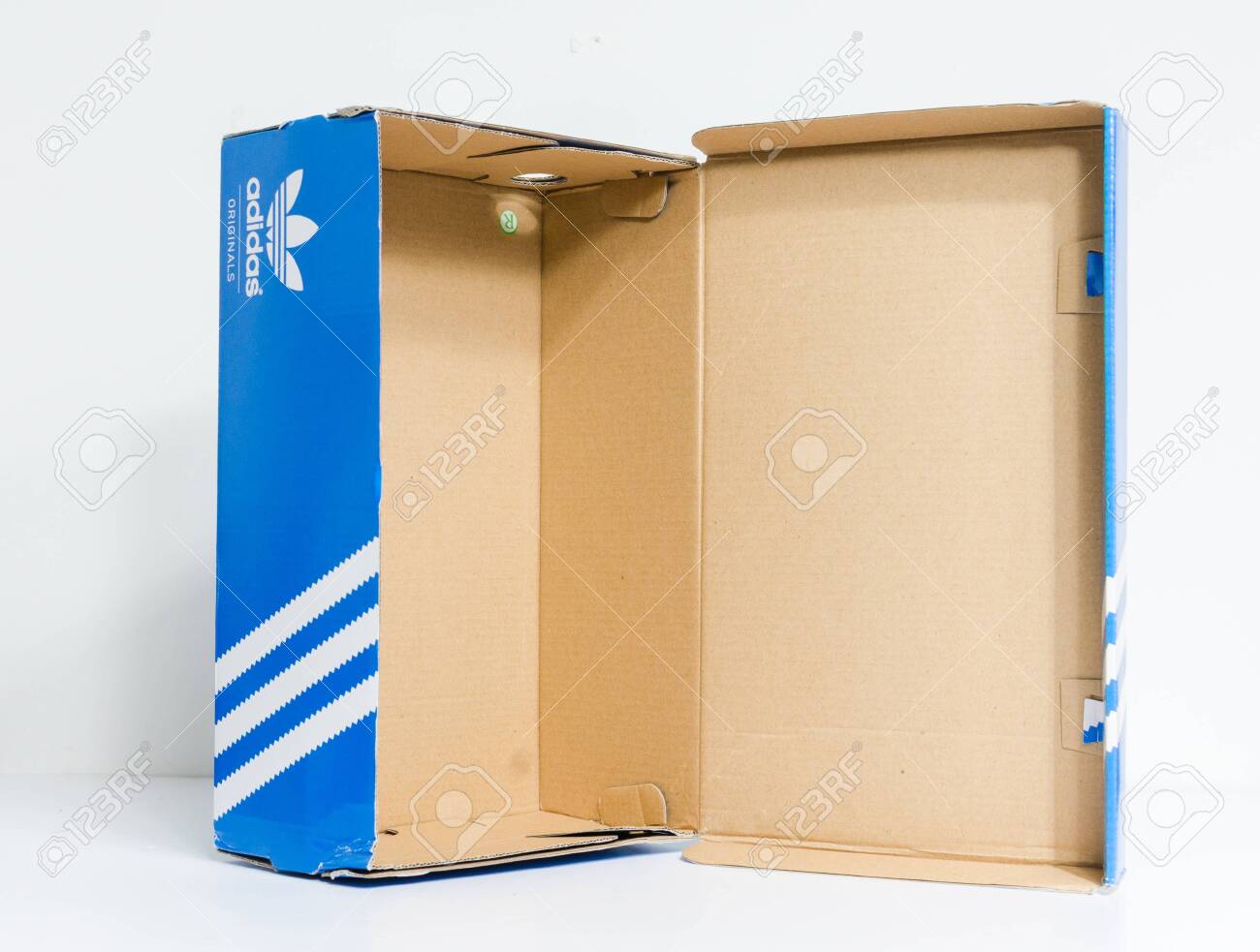 adidas trainer box