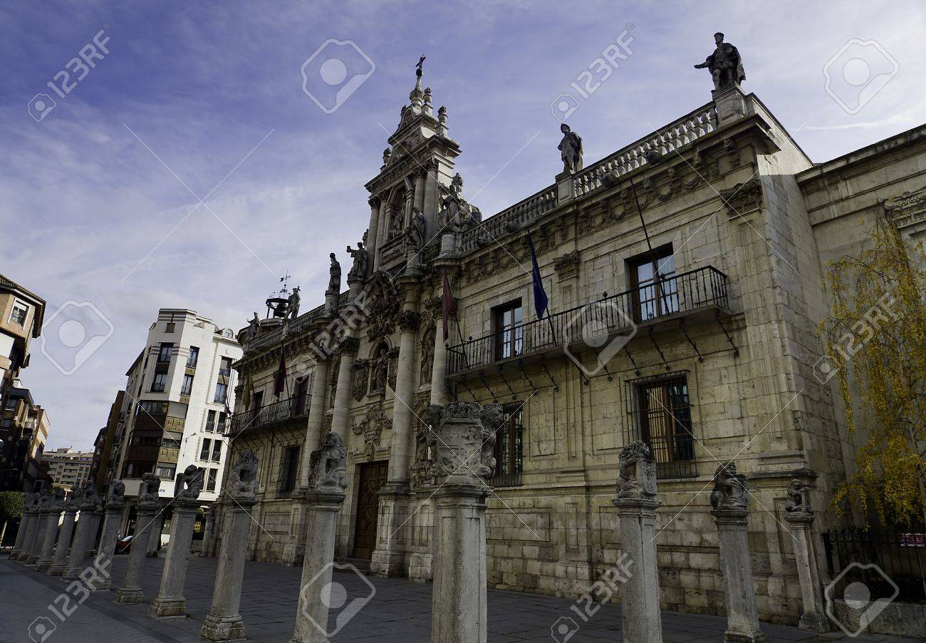 スペインのバリャド リード大学の古代の外観 の写真素材 画像素材 Image
