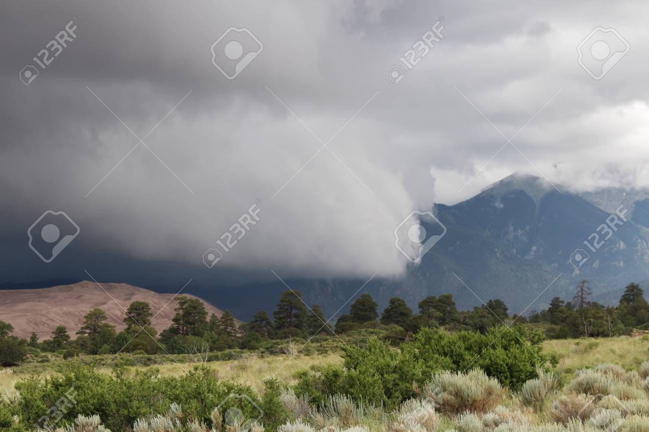 不吉な低い雲はコロラド州の砂丘上移動します。の写真素材・画像素材