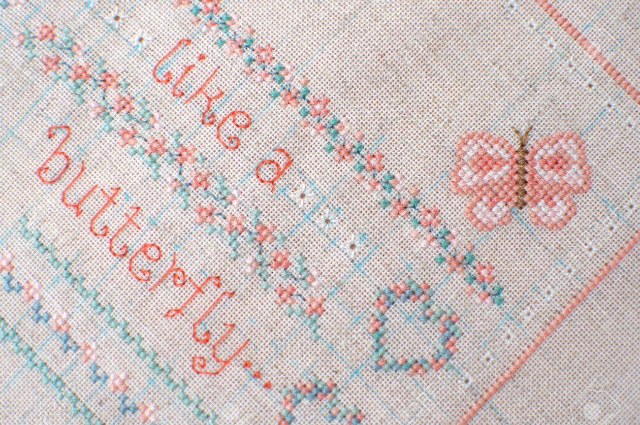 完売】手刺繍入り リネンクロス/リネンハンカチ【蝶々と花】 プチ