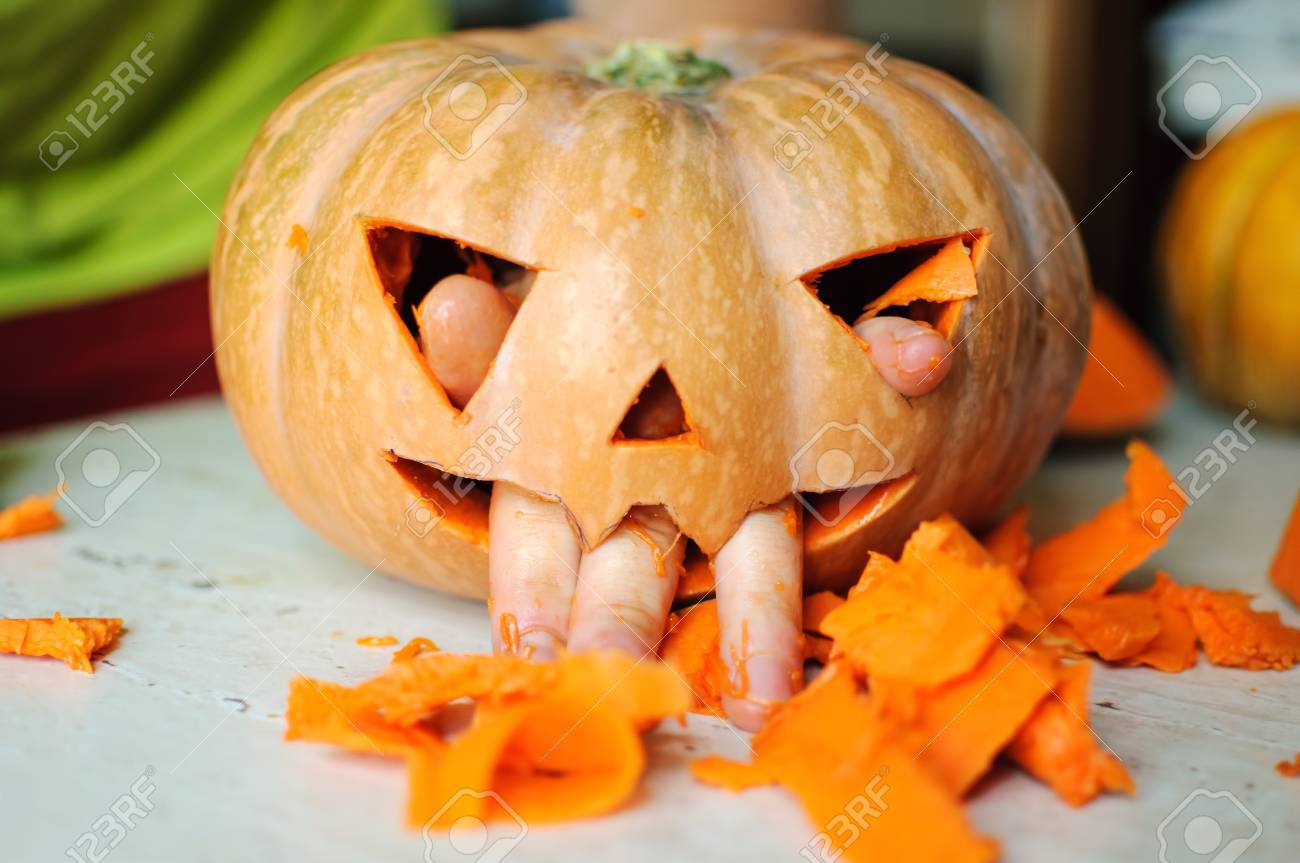 ジャック O ランタンを作るプロセス 男性の指を使ってモンスターの顔のハロウィーン カボチャの面白い画像 選択と集中とボケ味 の写真素材 画像素材 Image ジャック O ランタンを作るプロセス 男性の指を使ってモンスターの顔のハロウィーン カボチャの面白い画像 選択と集中とボケ味 の写真素材 画像素材 Image