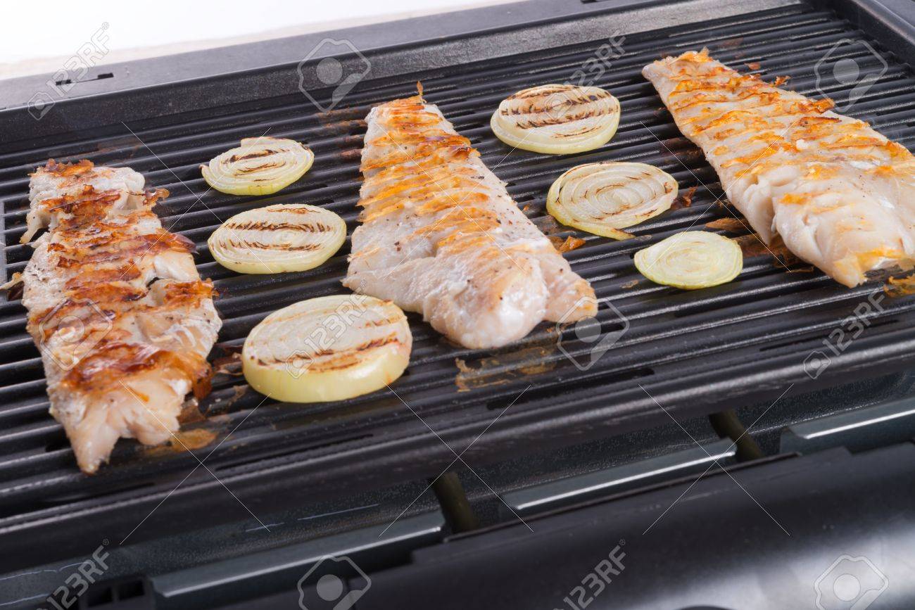 Filetes De Pescado A La Parrilla Eléctrica Fotos Retratos Imágenes Y Fotografía De Archivo Libres De Derecho Image 20599396