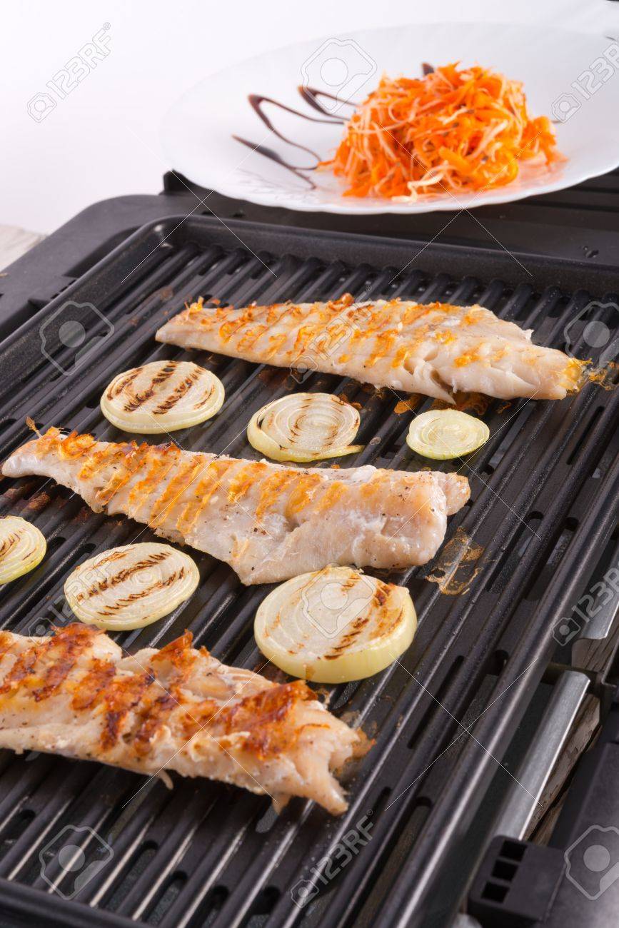 Filete De Pescado A La Parrilla Eléctrica Fotos Retratos Imágenes Y Fotografía De Archivo Libres De Derecho Image 20599395