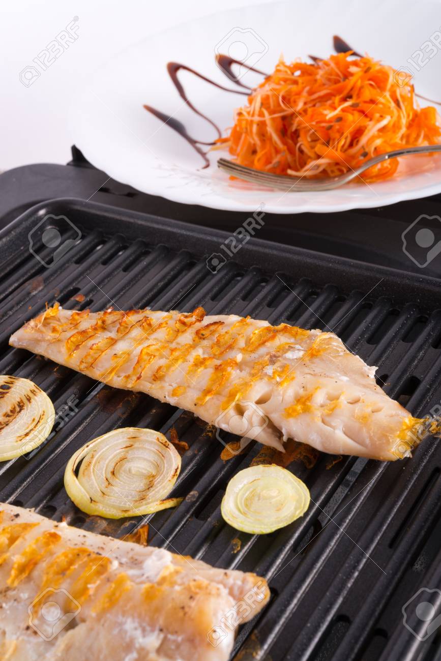 Filete De Pescado A La Parrilla Eléctrica Fotos Retratos Imágenes Y Fotografía De Archivo Libres De Derecho Image 20599378