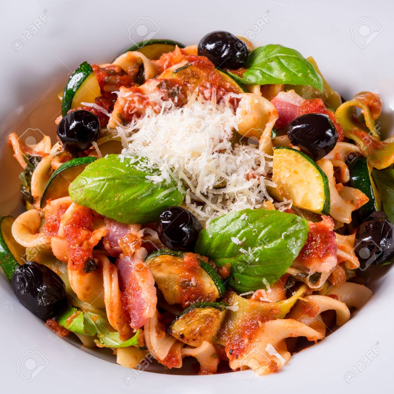 リボンとズッキーニとオリーブのトマトソース パスタ の写真素材 画像素材 Image