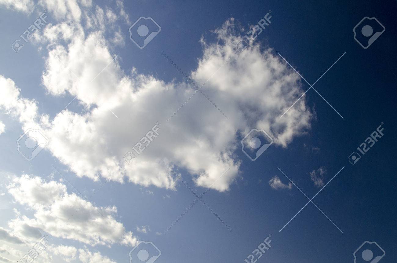 白いふわふわ雲深く青い夏の空の空 雲の壁紙 の写真素材 画像素材 Image