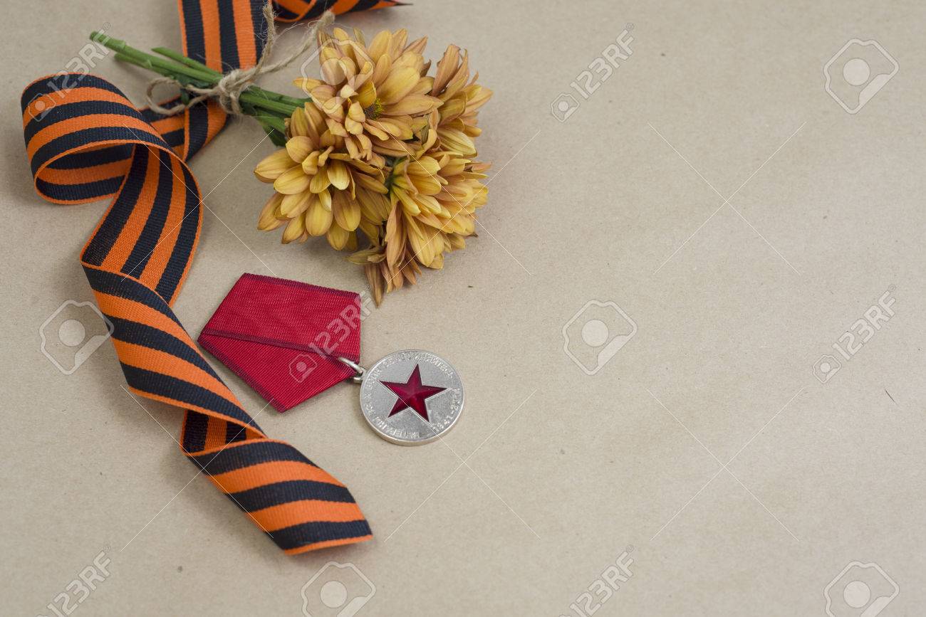 国に英雄のおじいちゃんを感謝し 彼に賞を受賞 すべてを覚えているし 自負するリボンを与えます の写真素材 画像素材 Image 77948829