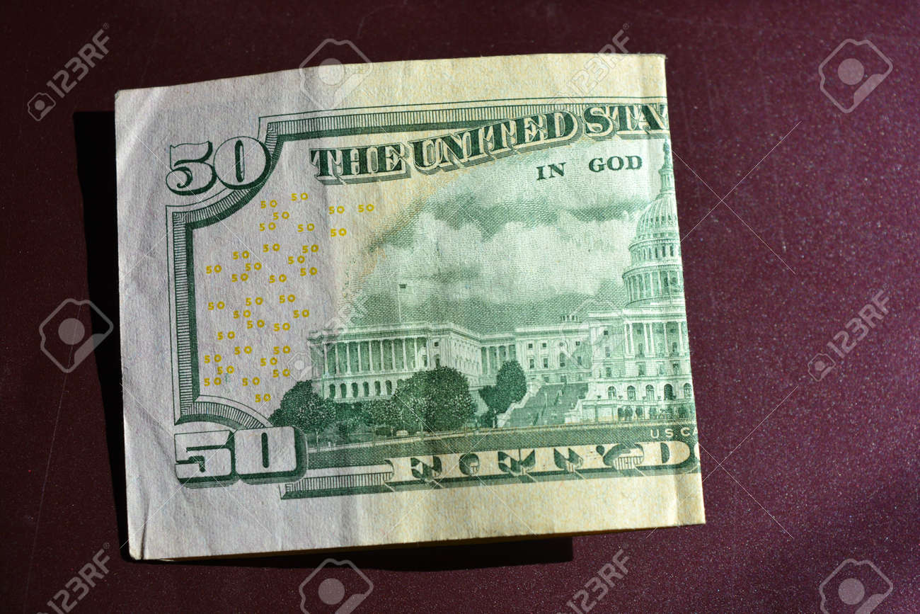 미국의 천연 미국 돈 지폐 50달러 50달러 지폐는 흥미로운 보라색 배경에 있습니다 로열티 무료 사진, 그림, 이미지 그리고  스톡포토그래피. Image 183668842