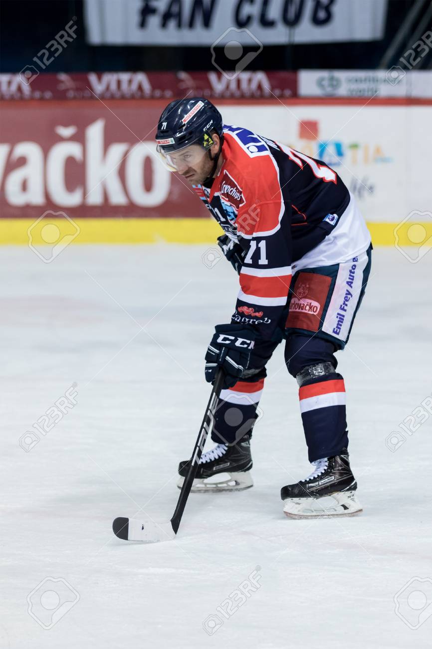 ザグレブ クロアチア 17 年 10 月 31 日 メドヴェスツァク ザグレブと Orli ズノイモ エベルのアイス ホッケー のリーグの試合 ホッケー選手は氷の上でトマス Netik 71 の写真素材 画像素材 Image