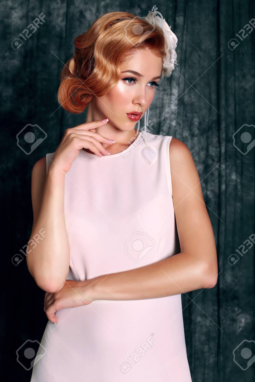 レトロなスタイルで エレガントな白いドレスを身に着けている赤いショートヘアの美しい若い女性のファッション スタジオ ポートレート の写真素材 画像素材 Image レトロなスタイルで エレガントな白いドレスを身に着けている赤いショートヘアの美しい若い女性のファッション スタジオ ポートレート の写真素材 画像素材 Image