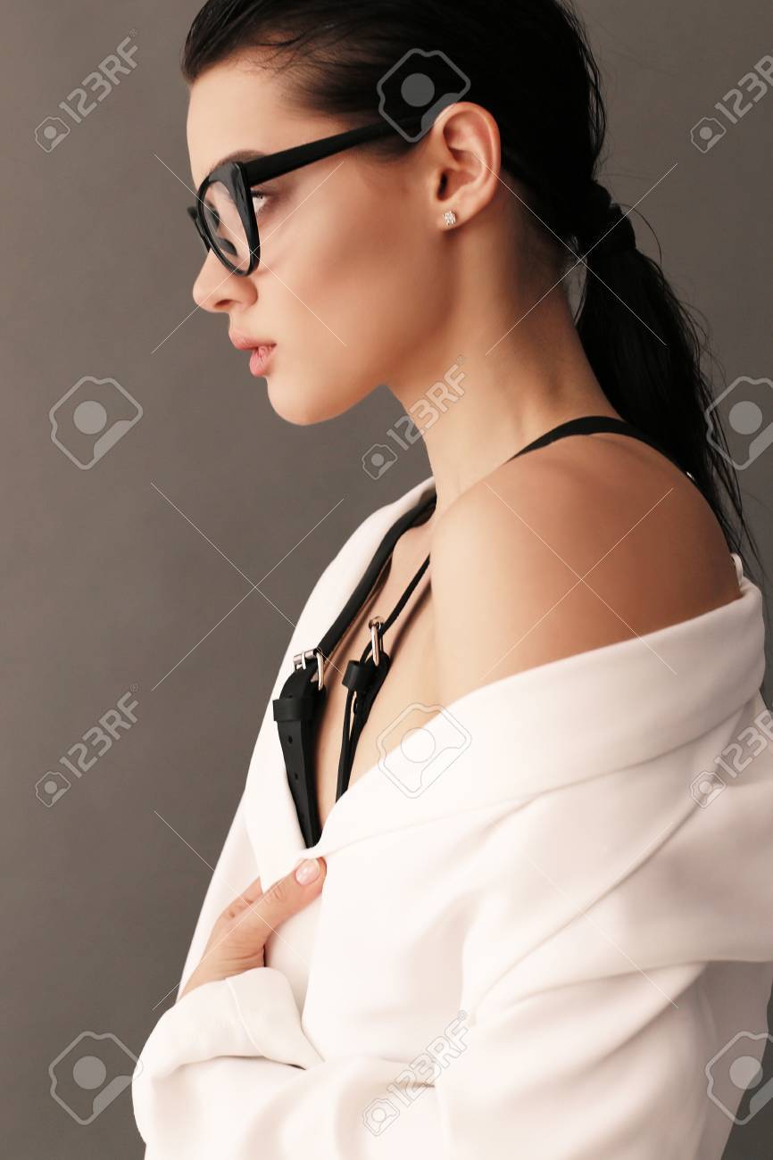 Mode Interieur Foto Von Schönen Jungen Mädchen Mit Dunklen Haaren ... Mode Interieur Foto Von Schönen Jungen Mädchen Mit Dunklen Haaren ...
