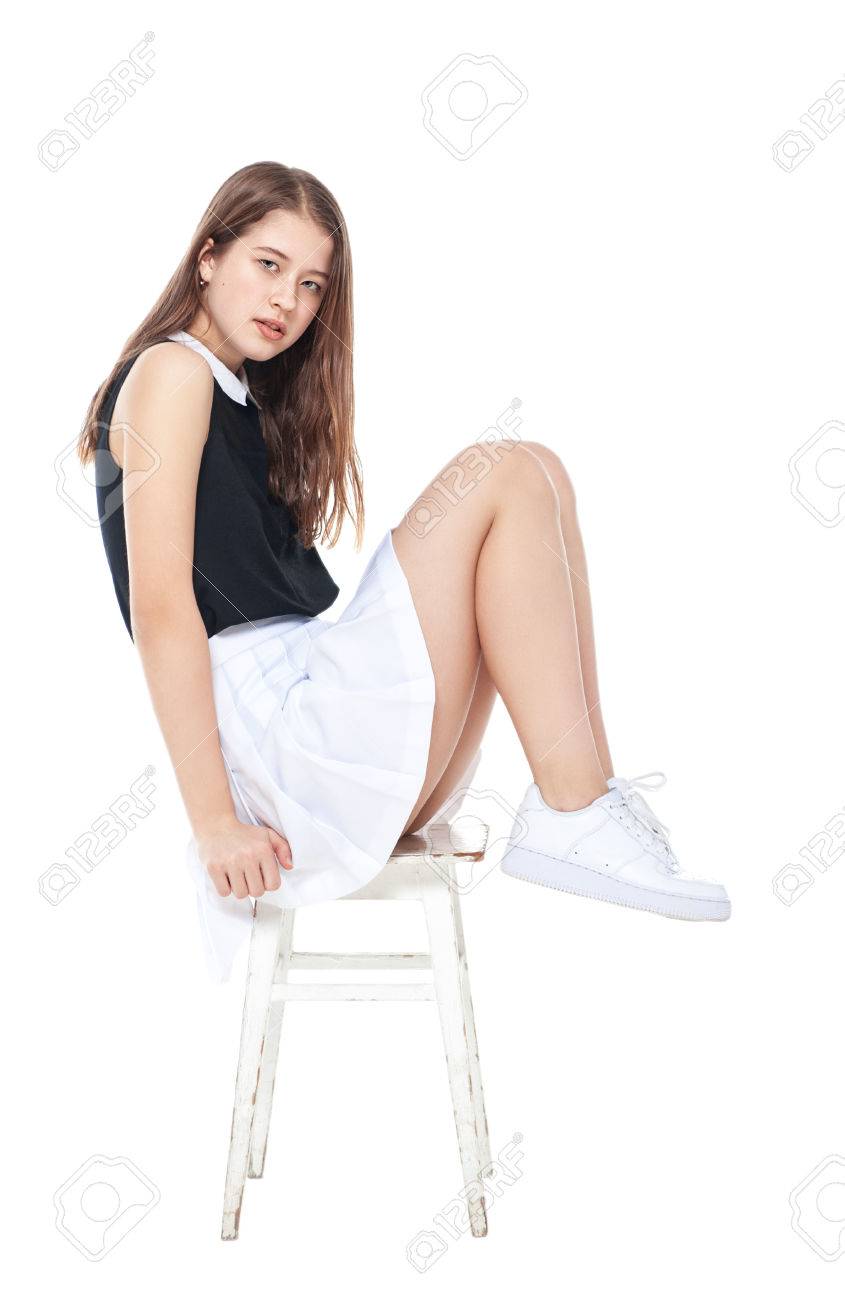 白い背景で隔離の椅子に座っている白いスカートの若いファッションの女の子 の写真素材 画像素材 Image 白い背景で隔離の椅子に座っている白いスカートの若いファッションの女の子 の写真素材 画像素材 Image