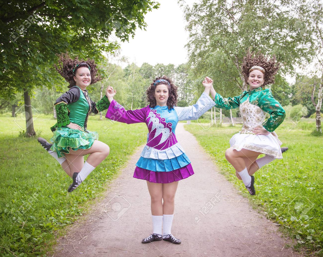 アイルランドのダンスの 3 人の美しい少女のドレスし 屋外ポーズ ウィッグ の写真素材 画像素材 Image