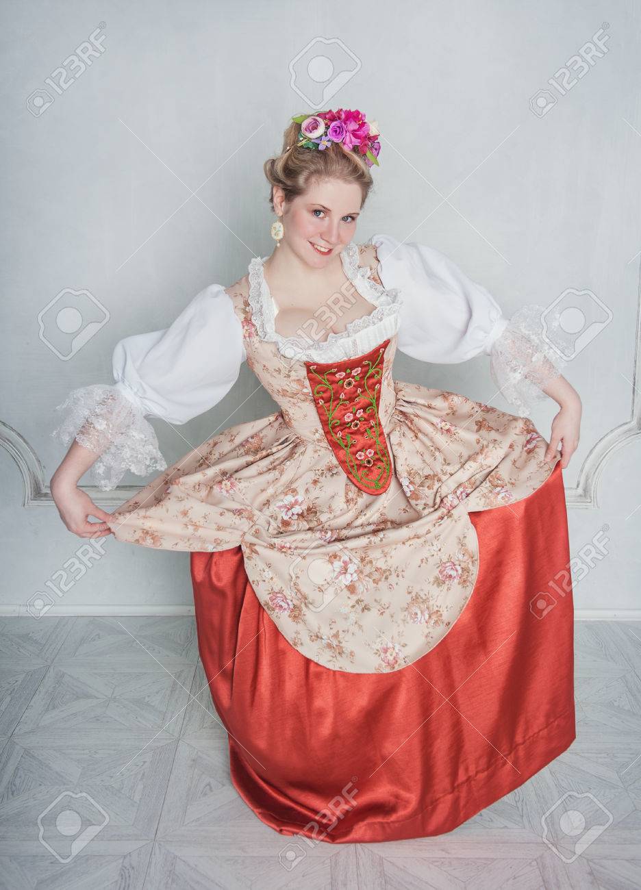 おじぎをしている昔ながらの歴史的な中世のドレスで美しい女性 の写真素材 画像素材 Image