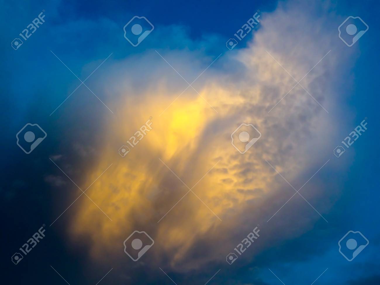 夕方の夕日の光は 青い空に黄色い雲 の写真素材 画像素材 Image