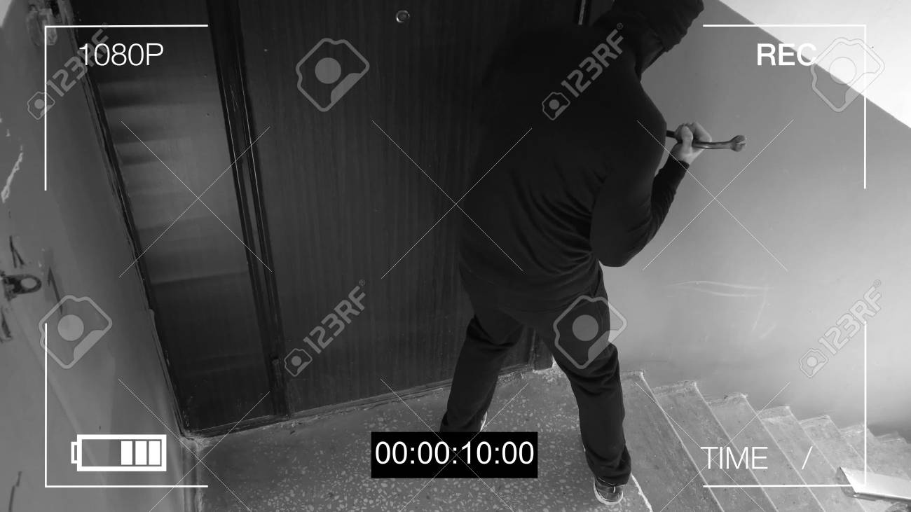 盗難 バールでドアを破壊として Cctv を参照してください の写真素材 画像素材 Image