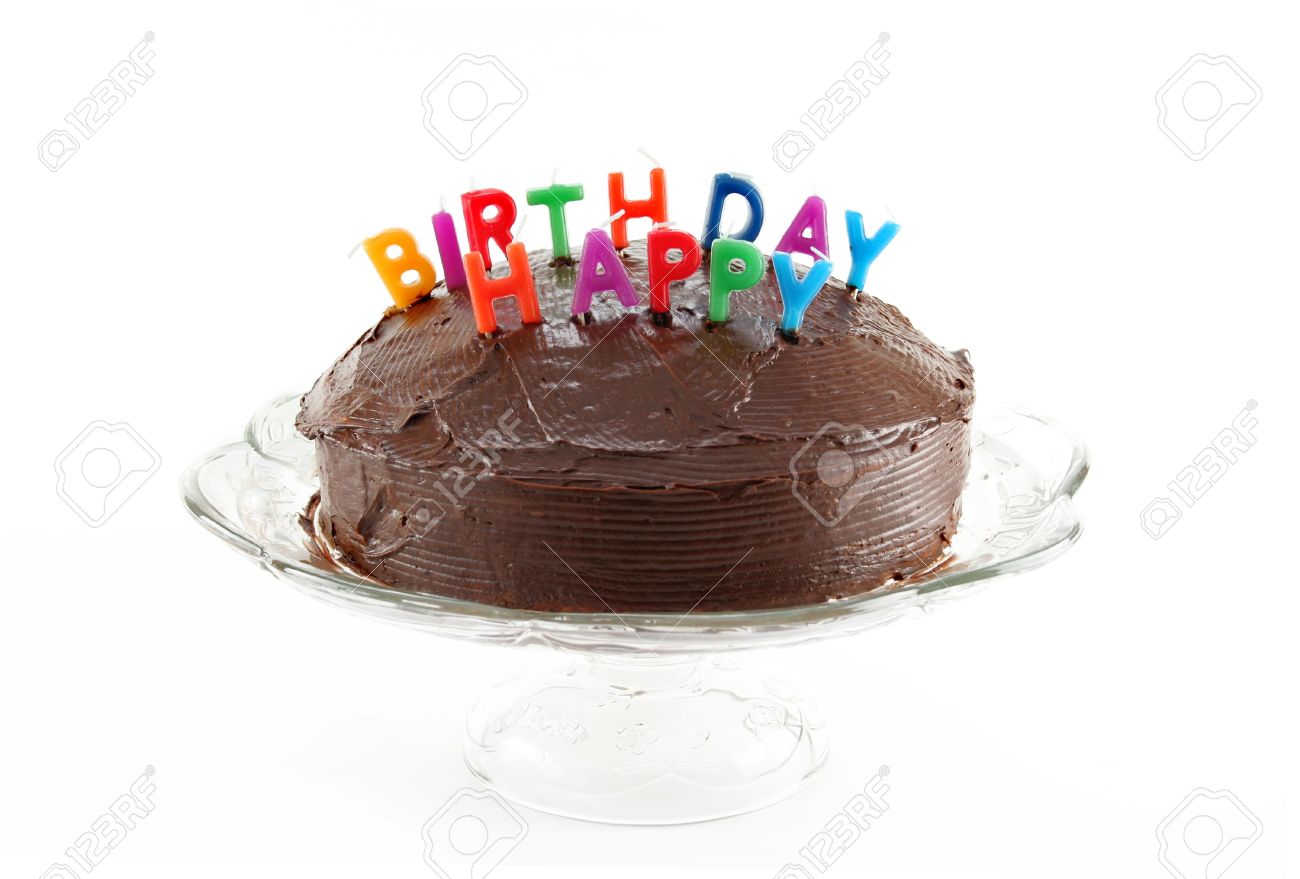 Gateau Au Chocolat Avec Des Bougies Qui Enoncent Happy Birthday Sur Un Gateau De La Plaque Sur Un Fond Blanc Banque D Images Et Photos Libres De Droits Image