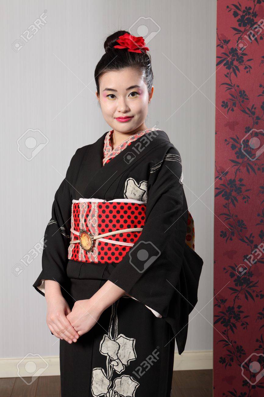 Modèle Oriental De Kimono Dans La Robe Traditionnelle Du Modèle Oriental De Kimono Dans La Robe Traditionnelle Du