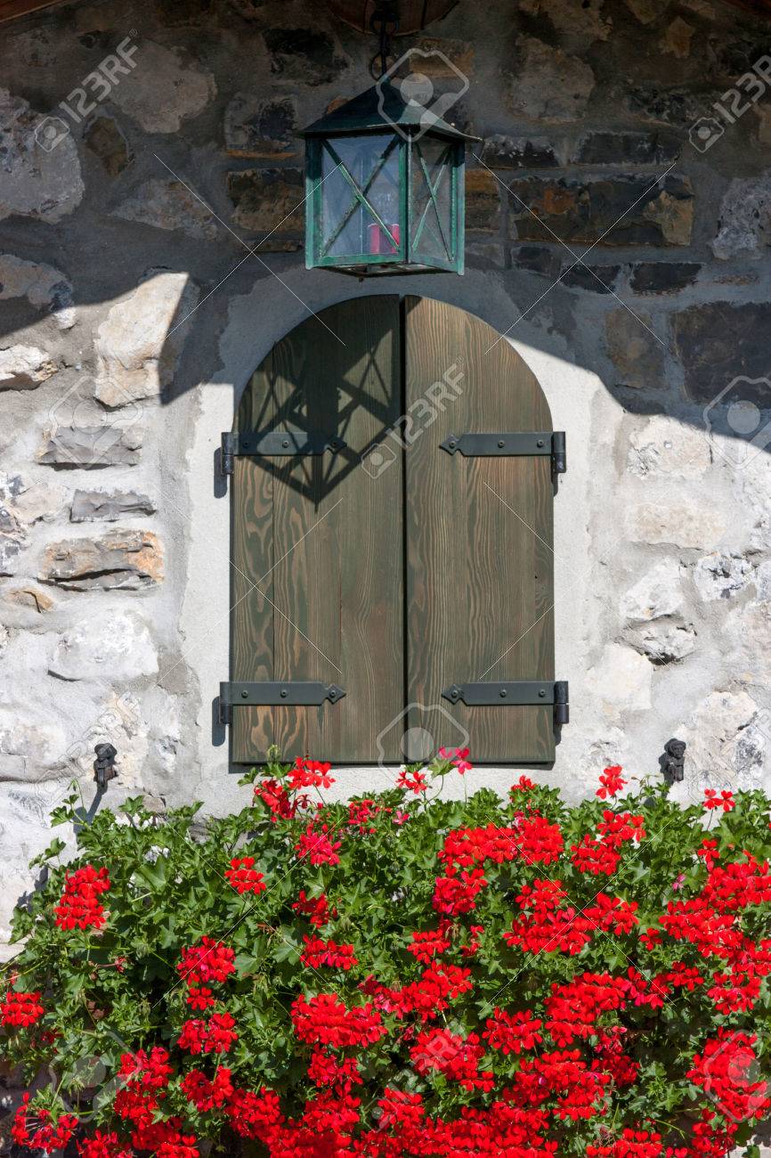 Immagini Stock Classico Finestra Montagna Fiori Con Gerani Rossi Image