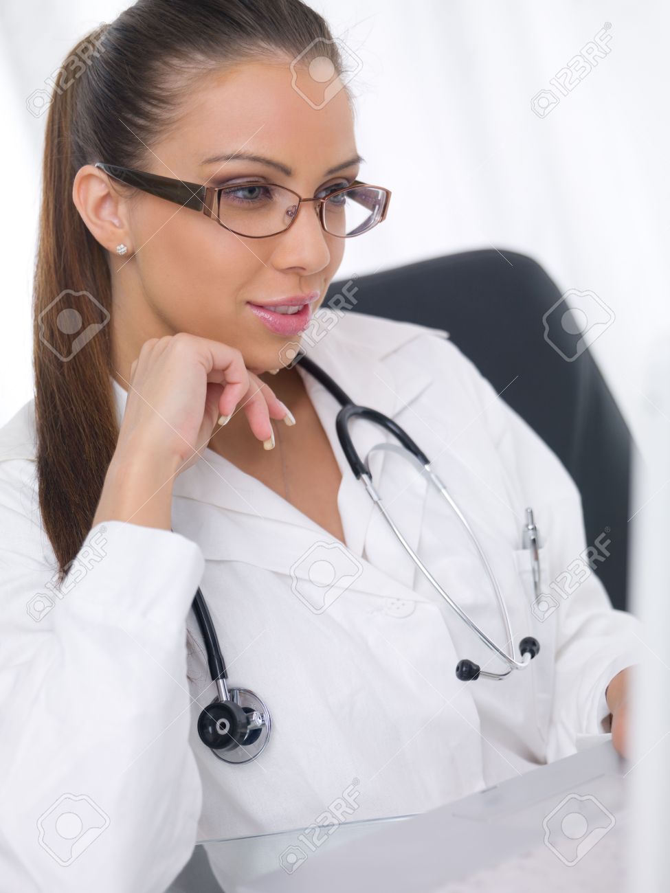 Fotos De Mujeres Guapas Para Perfil 20-25 Años De Edad Las Mujeres Hermosas Médico Fotos, Retratos, Imágenes Y  Fotografía De Archivo Libres De Derecho. Image 3557224.