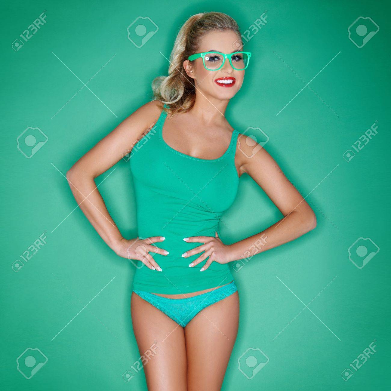 Blondine mit eingeölten Brüsten Blondine mit eingeölten Brüsten