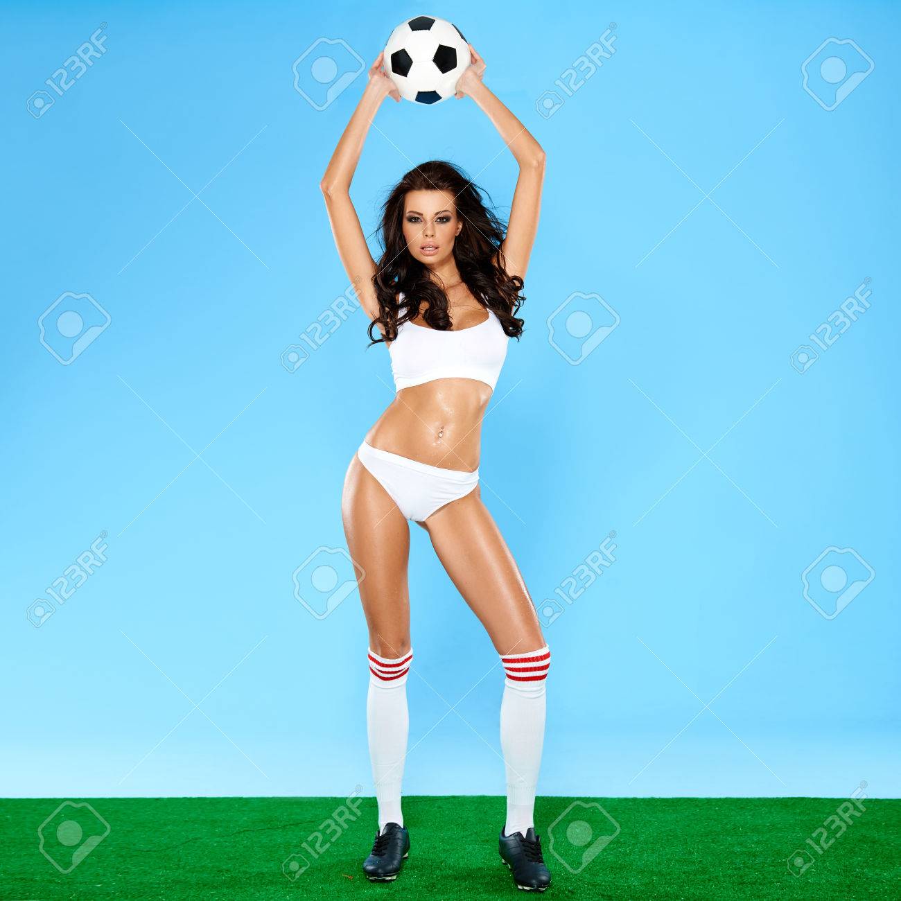 巻き毛を持つ長いブルネット サッカー ボール 青 緑のスタジオの背景を保持口をとがらしているキャストの表情でランジェリーでポーズ巨乳美人のサッカー選手 の写真素材 画像素材 Image 巻き毛を持つ長いブルネット サッカー ボール 青 緑のスタジオの背景を保持口をとがらしているキャストの表情でランジェリーでポーズ巨乳美人のサッカー選手 の写真素材 画像素材 Image