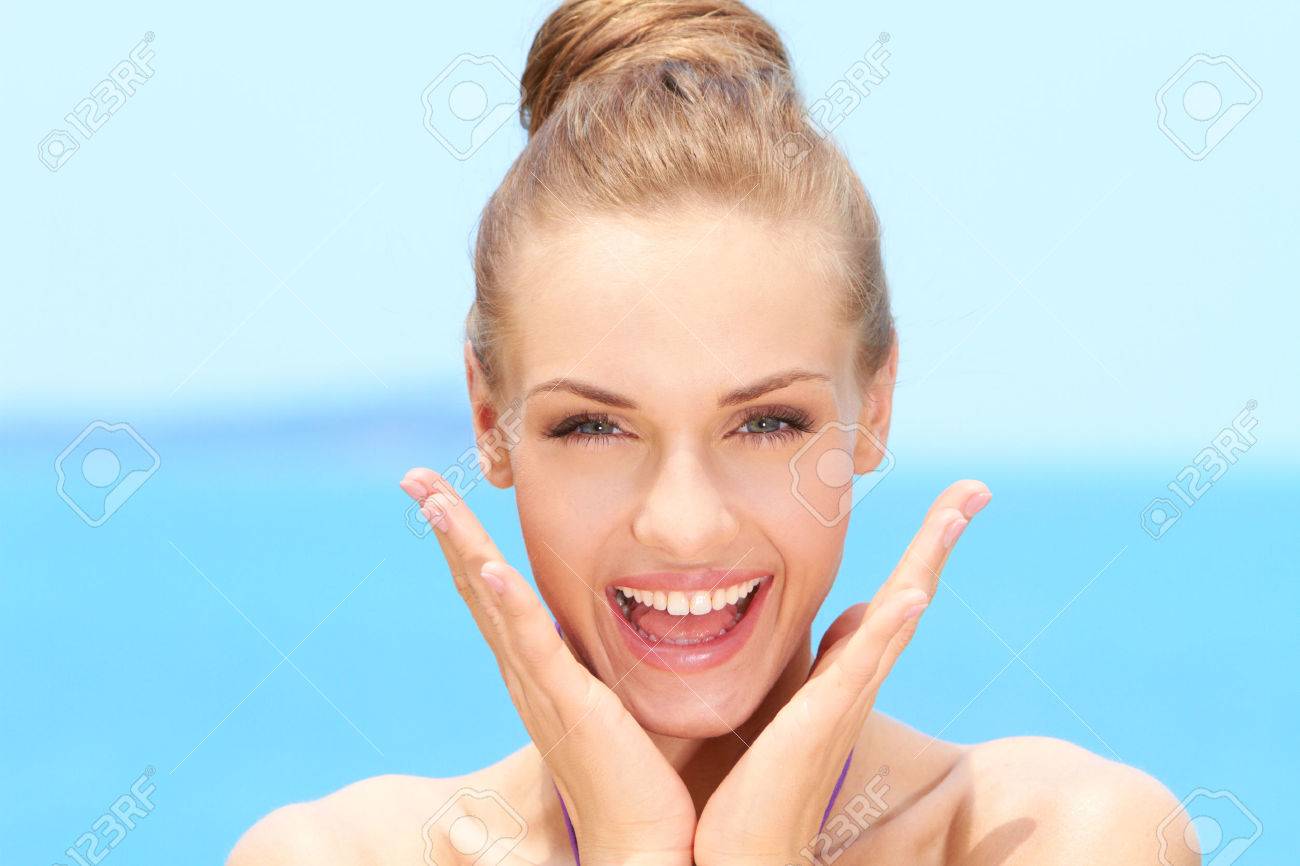 Glückliche Blonde Frau Mit Den Händen Am Kinn Lizenzfreie Fotos, Bilder Und  Stock Fotografie. Image 33236771.