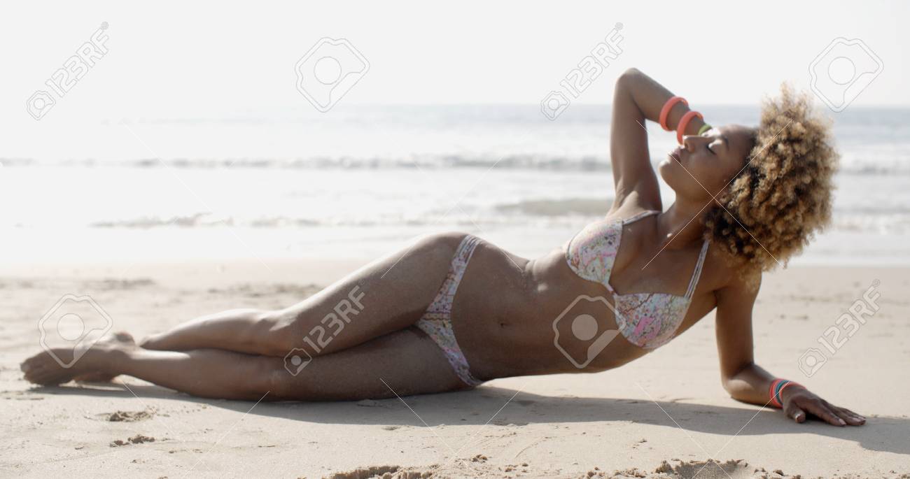 fille noir en string