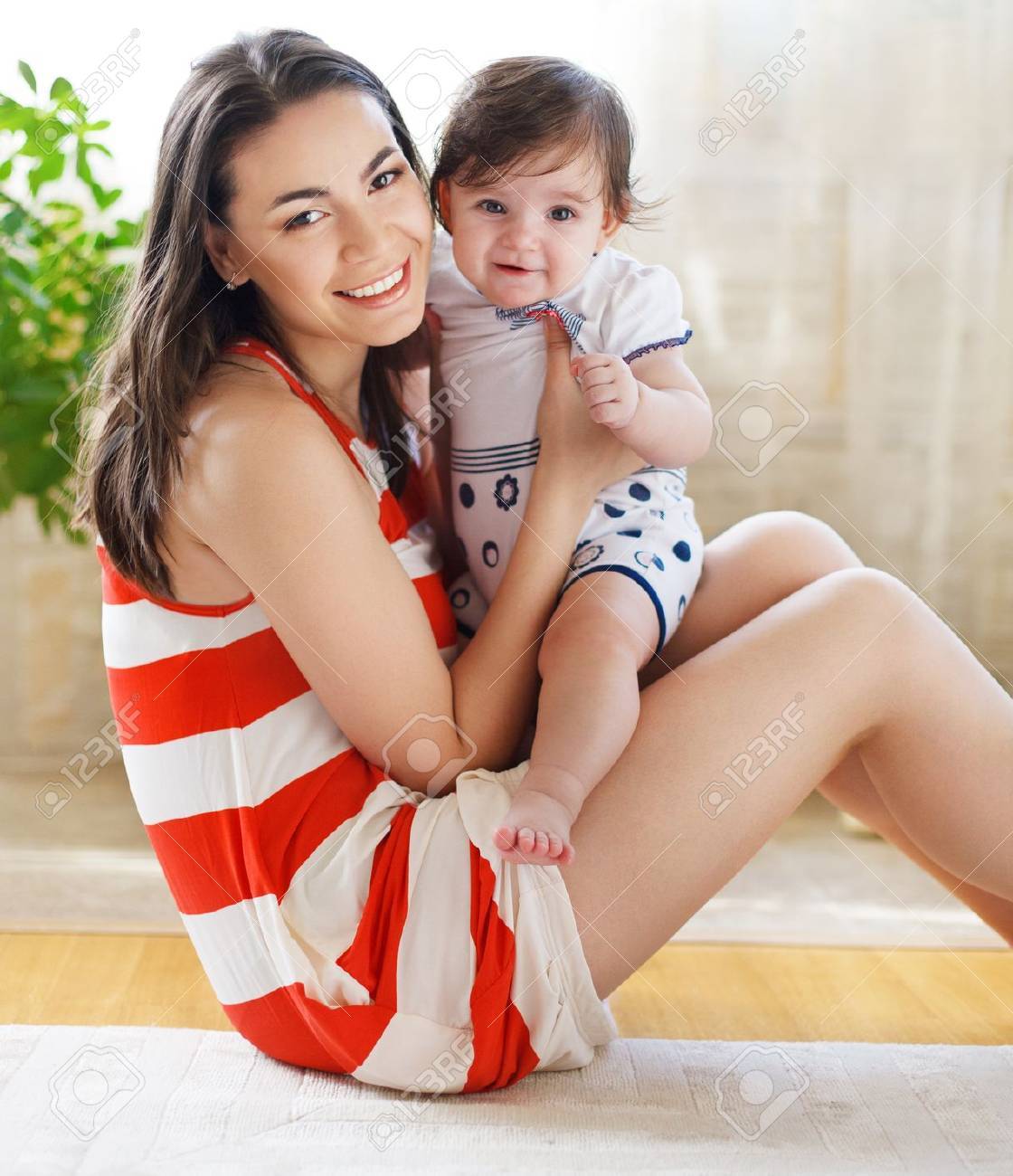 屋内生後 8 ヶ月の赤ちゃんと母親を幸せな笑顔 の写真素材 画像素材 Image