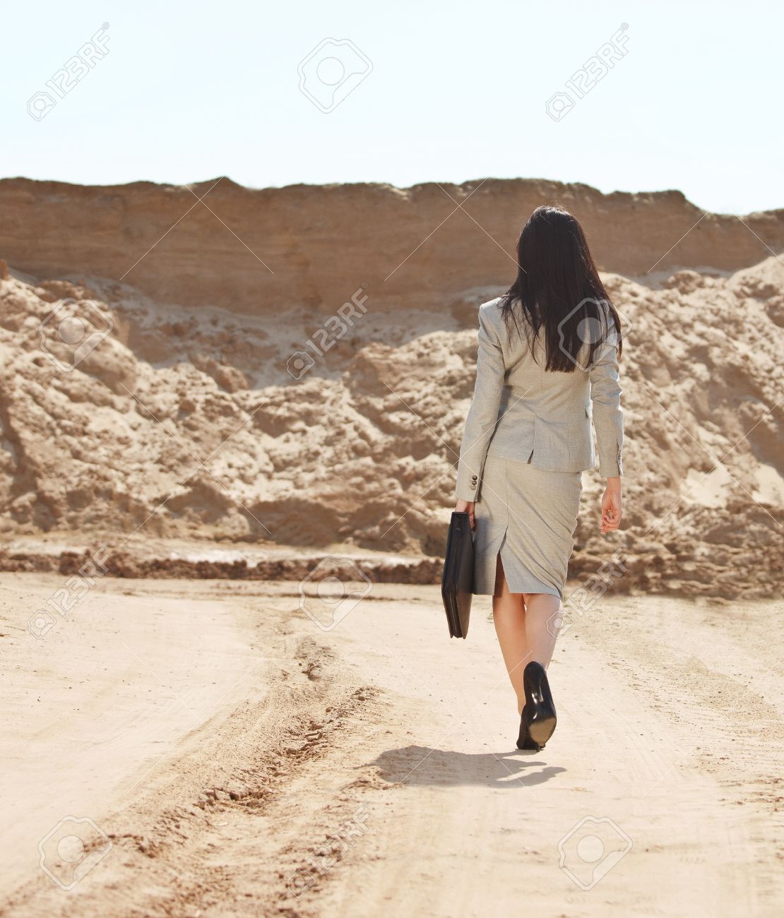 砂漠に離れて歩いてブルネット ビジネス女性 の写真素材 画像素材 Image