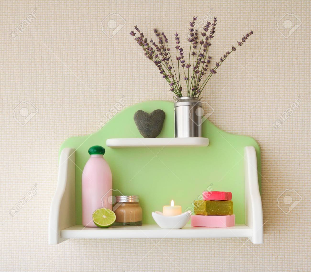 Estante Decorativo En La Pared Con Flores De Lavanda En Un Florero