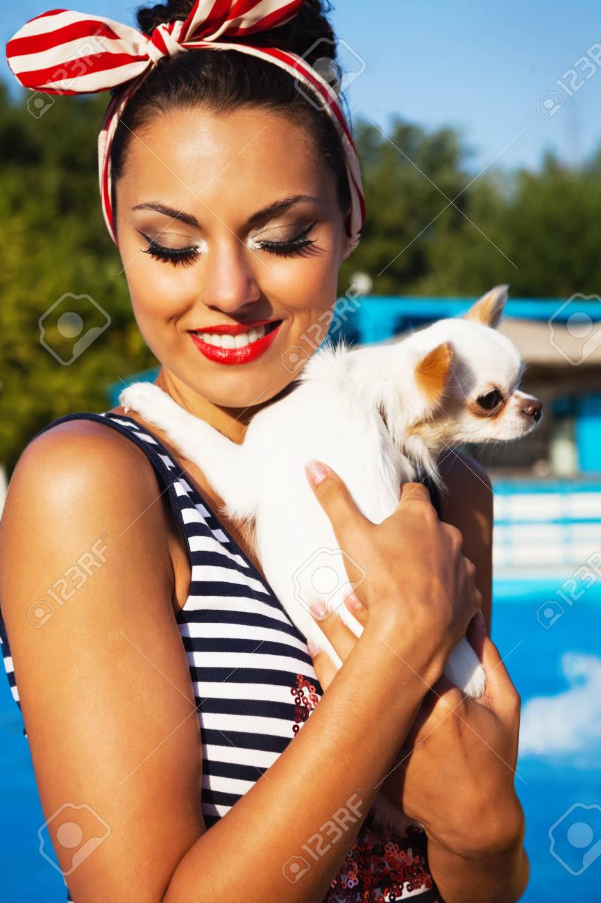 nahé pin up modely masívne visel