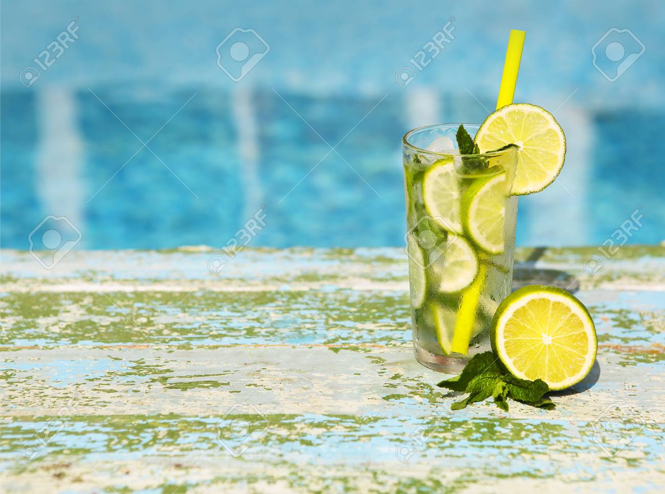 Glaser Selbst Gemachte Limonade Auf Einem Rustikalen Holzernen Blauen Hintergrund Lizenzfreie Fotos Bilder Und Stock Fotografie Image
