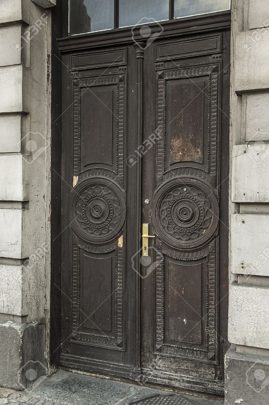 Old Brown Wooden Antique Doors In Grey House Stock Photo, Picture Old brown wooden antique doors in grey house Stock Photo - 25070996 - Old Brown Wooden Antique Doors In Grey House Stock Photo, Picture