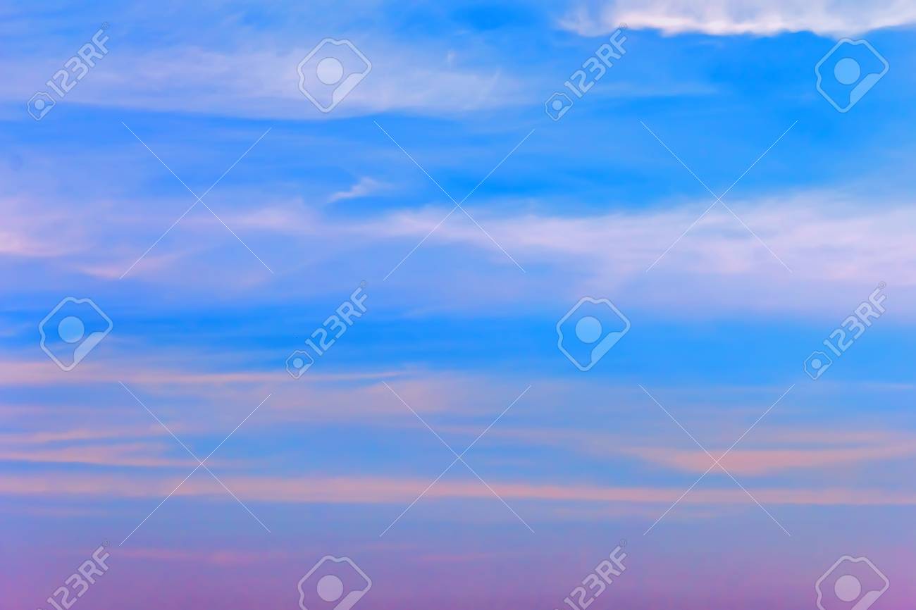 Belle Ciel Du Soir Bleu Avec Palette De Nuances De Couleurs Banque D