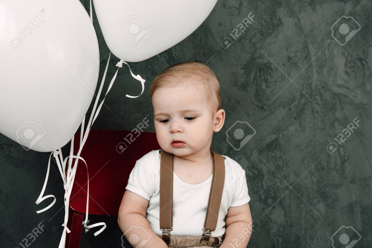 Portrait De Charmant Petit Garcon Heureux Souriant Celebrant 1 An D Anniversaire Garcon Europeen Age D Un An Assis Sur Le Sol En Studio Banque D Images Et Photos Libres De Droits Image