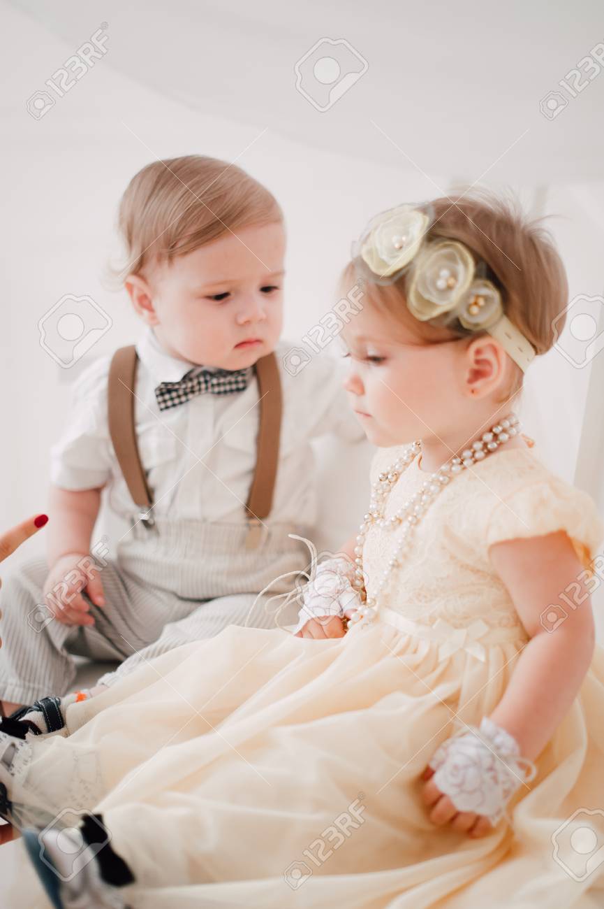 Deux Bebes Garcon Et Fille Habilles En Mariee Et Marie Banque D Images Et Photos Libres De Droits Image