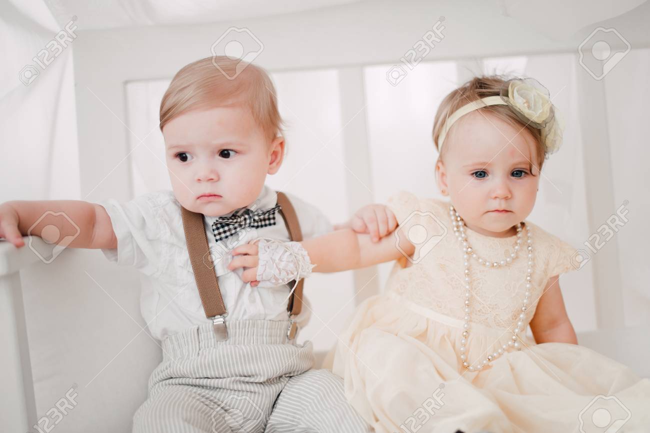 Deux Bebes Garcon Et Fille Habillee Comme Mariee Et Marie Banque D Images Et Photos Libres De Droits Image