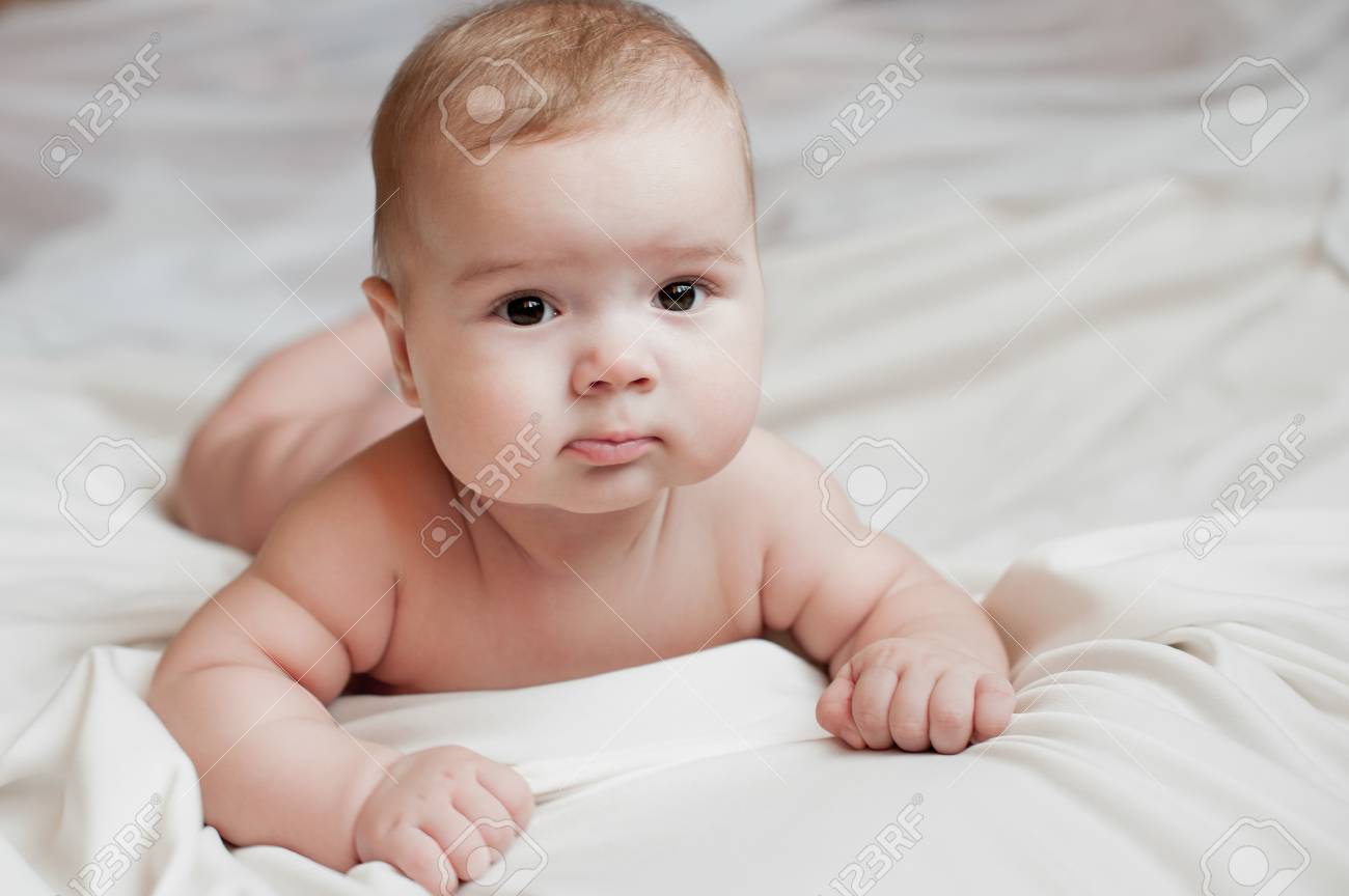 Image Mignonne D Un Beau Bebe Garni D Un Lit Blanc Banque D Images Et Photos Libres De Droits Image