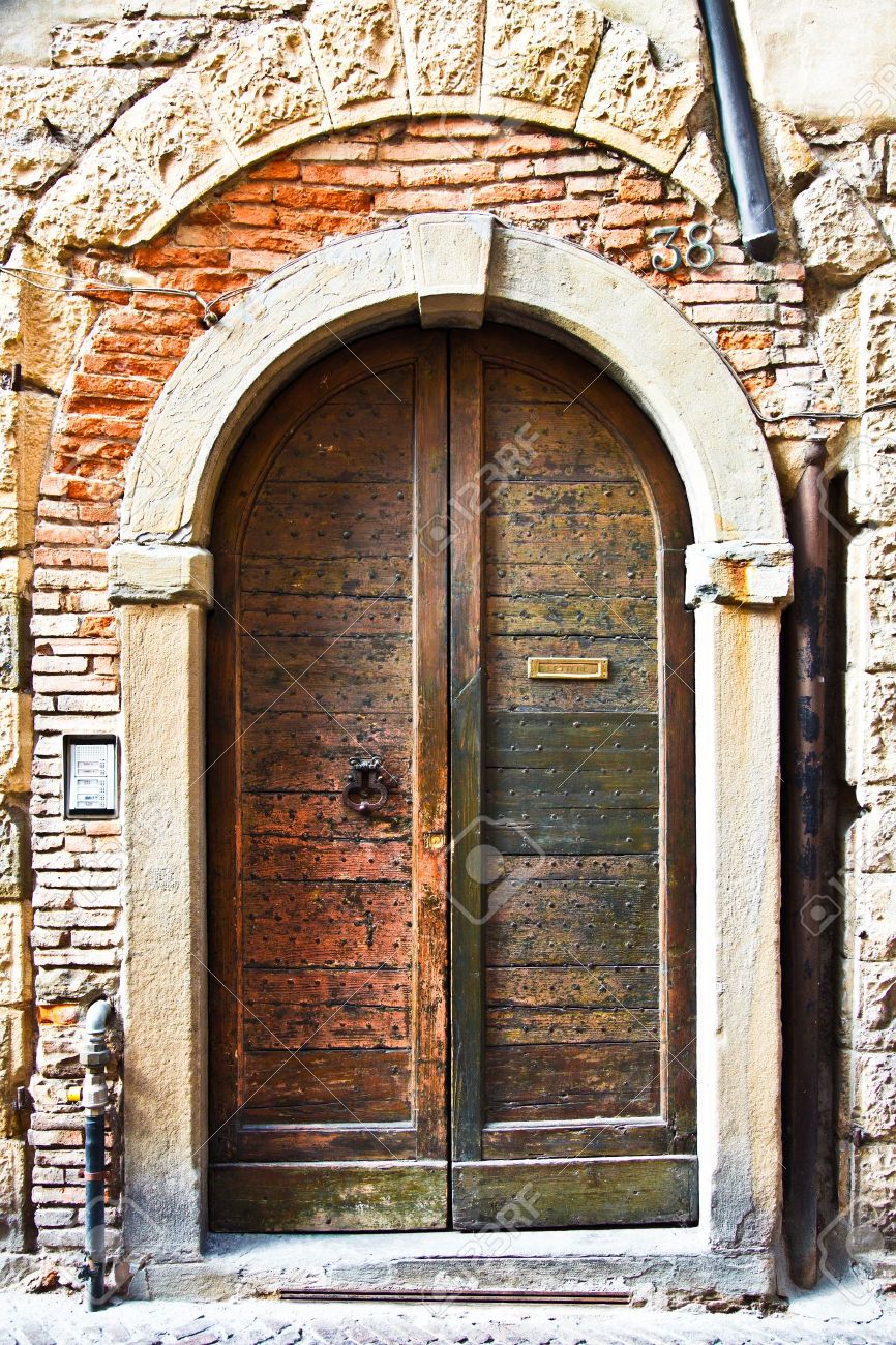 foto de archivo puerta antigua de madera con una aldaba de metal y ranura de letras textura maravillosa la puerta tiene montantes metlicos pequeos - Puertas Antiguas De Madera foto de archivo puerta antigua de madera con una aldaba de metal y ranura de letras textura maravillosa la puerta tiene montantes metlicos pequeos - Puertas Antiguas De Madera