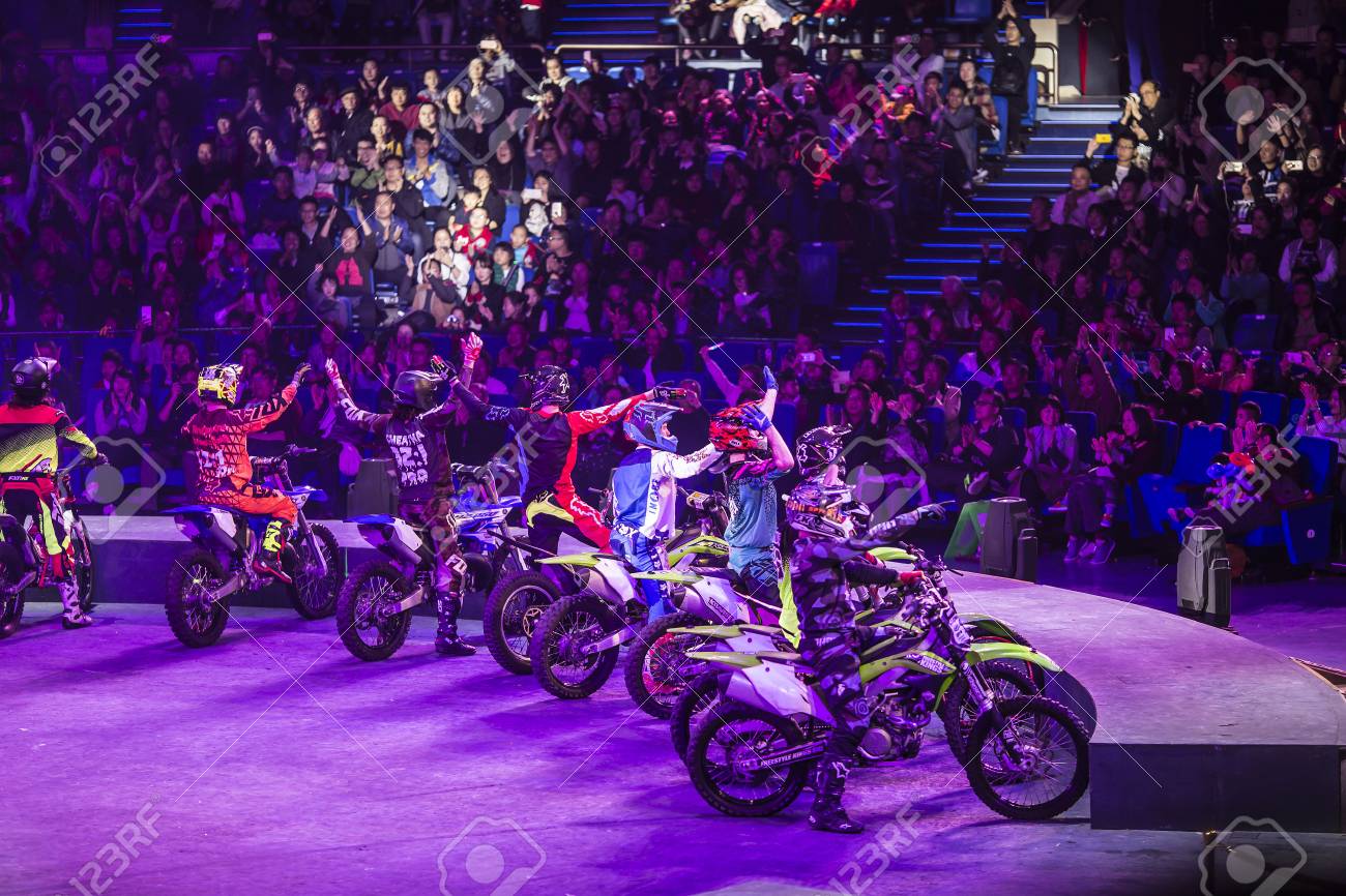 カーテン コールを行うサーカス自転車 の写真素材 画像素材 Image 85