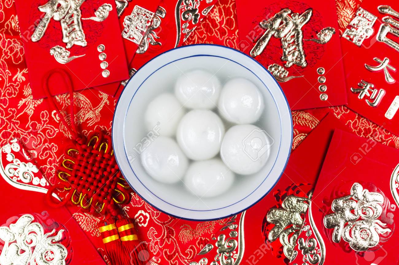 中国のランタンフェスティバルの食べ物、アンパウや赤いパケットと金のインゴット。漢字は幸運、富、繁栄を意味します。の写真素材・画像素材 Image  93852036