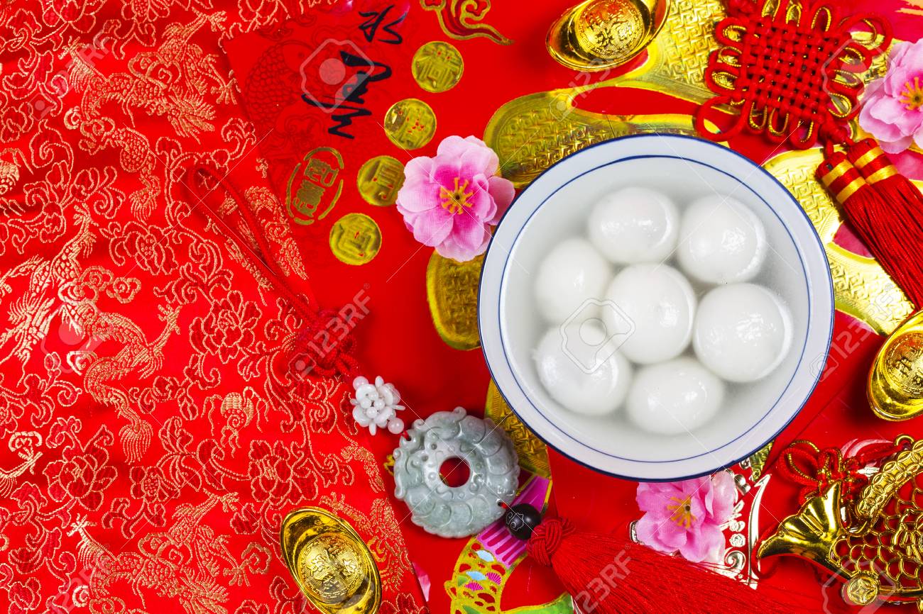 中国のランタンフェスティバルの食べ物 アンパウや赤いパケットと金のインゴット 漢字は幸運 富 繁栄を意味します の写真素材 画像素材 Image