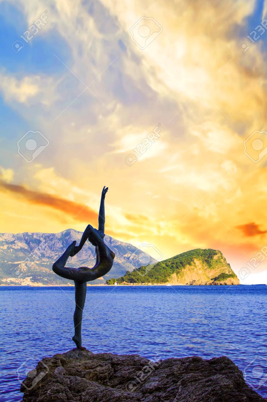 夕暮れ ブドヴァ モンテネグロ彫刻ブドヴァのバレリーナ ダンサーの美しい景色 の写真素材 画像素材 Image