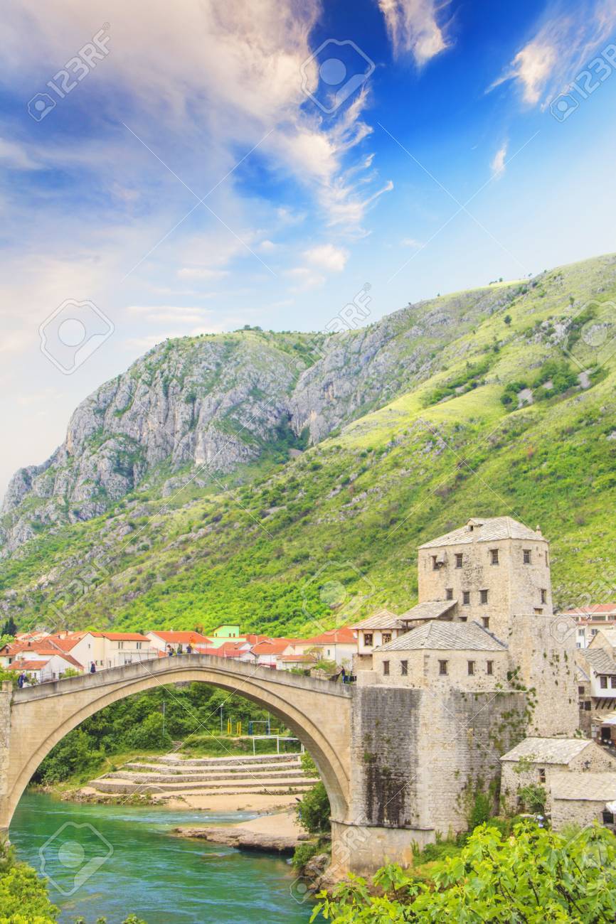 ボスニア ヘルツェゴビナの古い橋からモスタルの中世の町の美しい景色 の写真素材 画像素材 Image 97