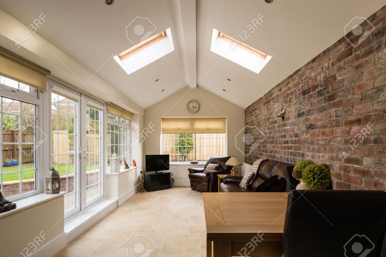 Sun room / modern veranda o giardino d'inverno che si estende in ...