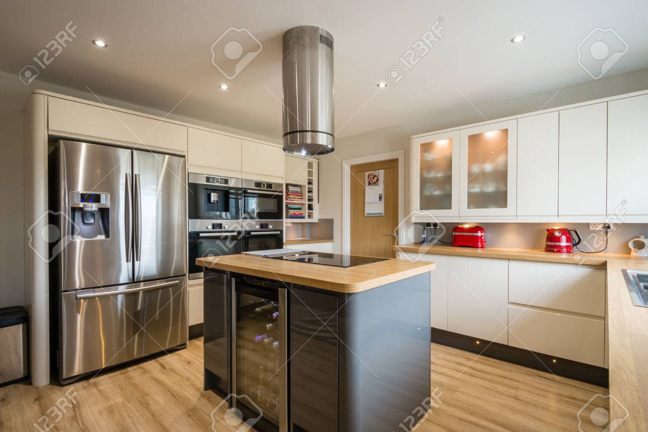 Cucina Moderna Con Isola, Unità Di Lucentezza Alta E Gli Angoli ... Cucina Moderna Con Isola, Unità Di Lucentezza Alta E Gli Angoli ...